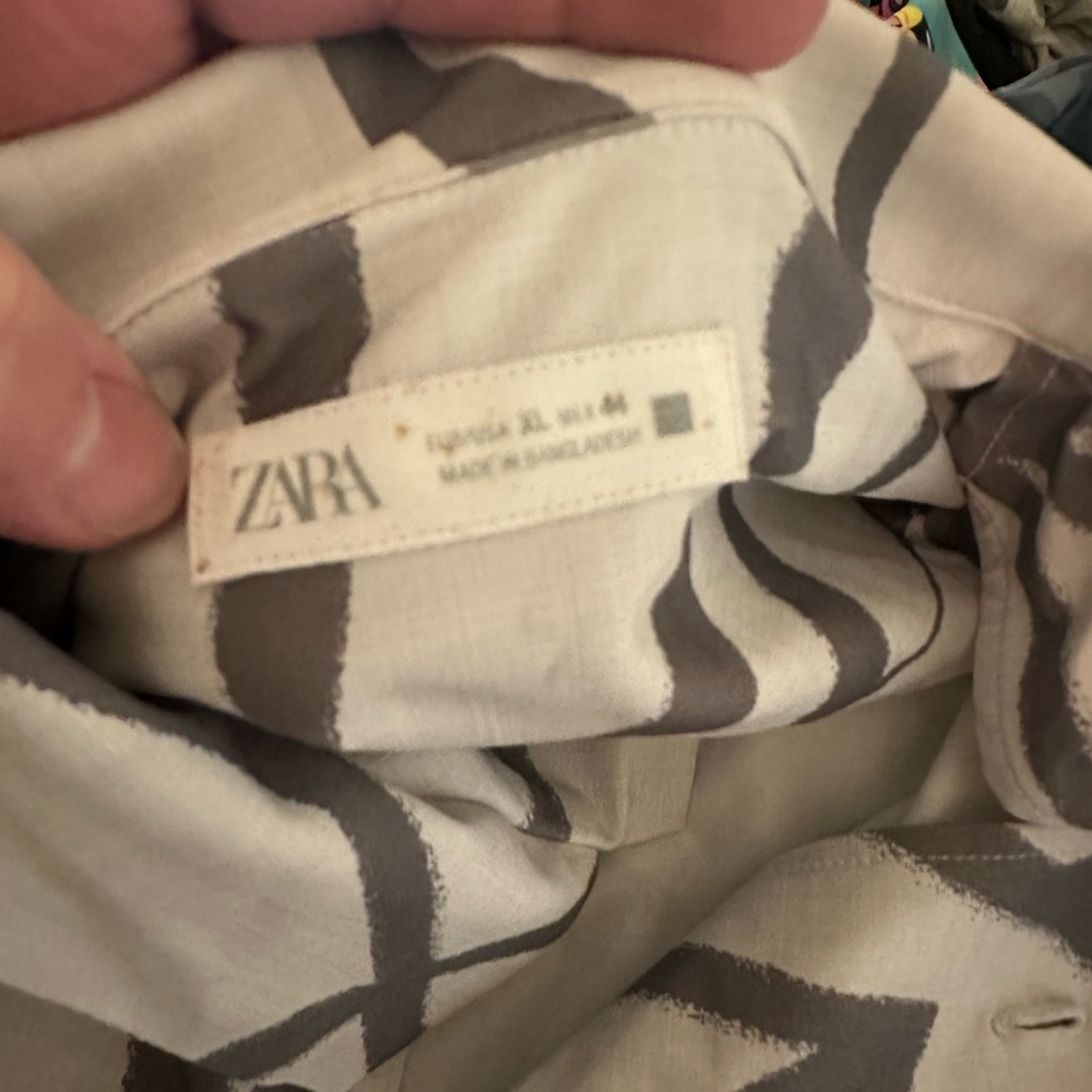 Zara white and Gray Patterned button down shirt